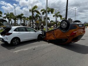 Carro com mãe e bebê de 3 meses capota em Natal; não houve vítimas fatais.